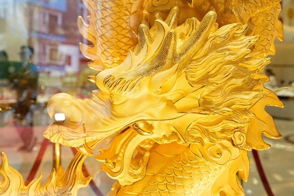 View - 	Ngắm tượng rồng dát vàng 9999 chờ khách “chốt đơn” vía Thần Tài 