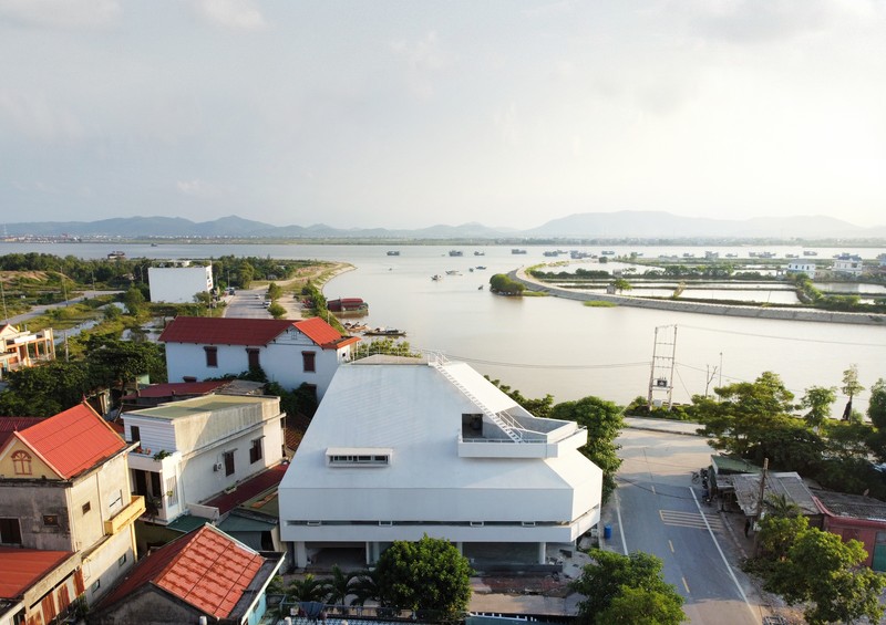 Nha mai nghieng tua suon nui dep ngo ngang o Quang Binh-Hinh-4