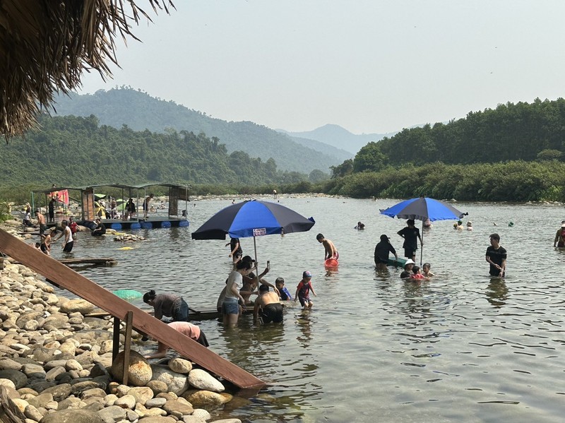 View - 	Nắng nóng kỷ lục, người dân đổ xô về suối giải nhiệt