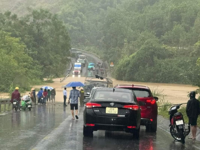 Tac duong keo dai hang km do sat lo dat, da tai Bac Kan-Hinh-4