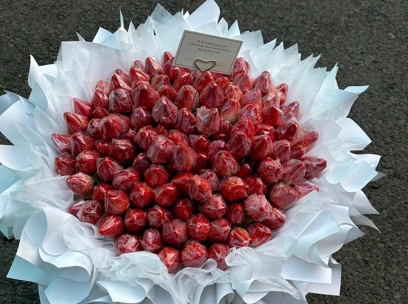 View - 	“Nhuộn đỏ” thị trường Valentine, hoa dâu tây tiền triệu hút khách