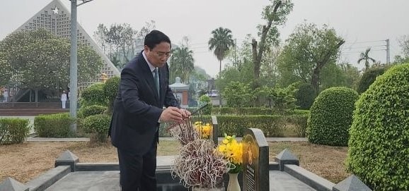 Thủ tướng Phạm Minh Chính cùng đoàn đại biểu thành kính tưởng nhớ.