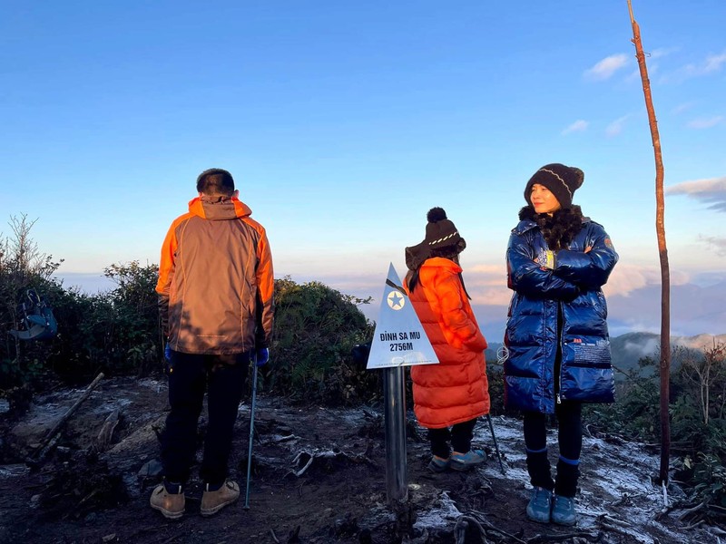 View - 	Người mẹ Hà Nội đưa 2 con leo núi chinh phục đỉnh cao