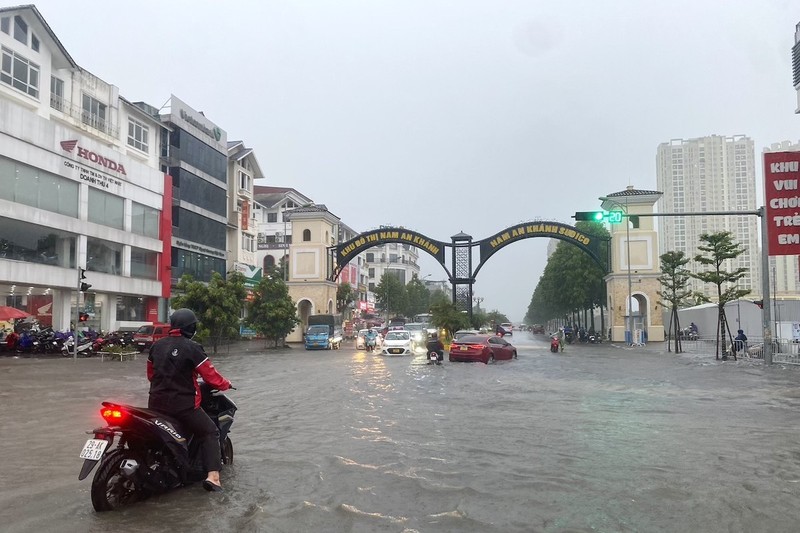 View - 	Hà Nội mưa lớn kéo dài Đại lộ Thăng Long ngập như sông