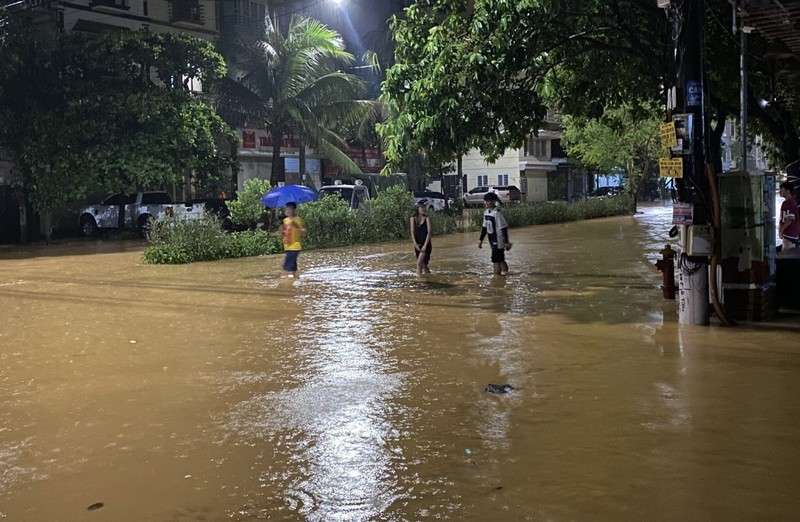 Toan canh nhieu tuyen pho cua TP Ha Long chim trong bien nuoc