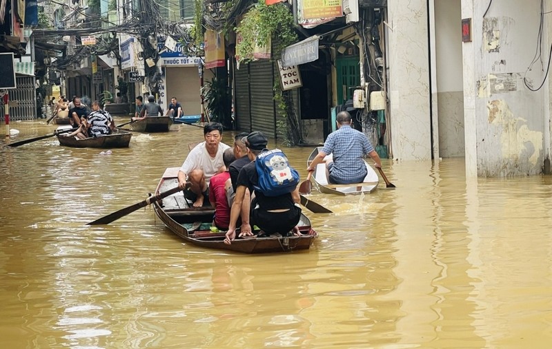 View - 	Cuộc sống người dân Hà Nội vùng ngoài đê Chèo thuyền để đi lại