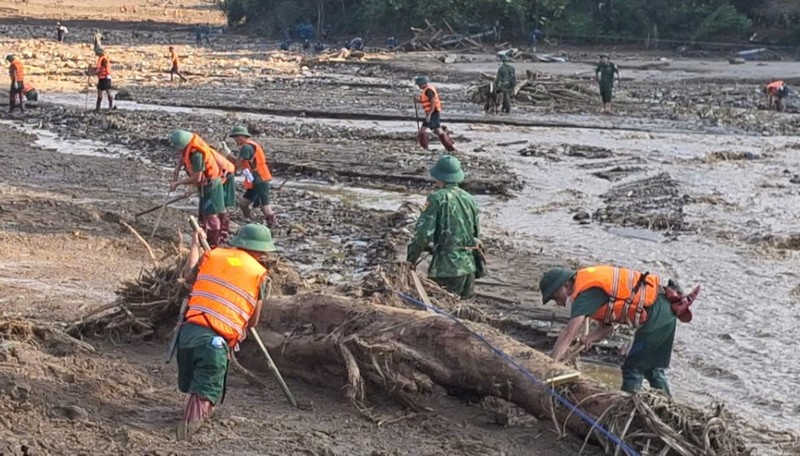 Bo doi, cong an dam minh trong bun dat tim kiem nan nhan o Lang Nu-Hinh-6