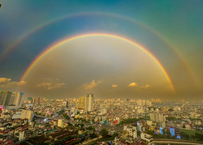 Cau vong doi xuat hien giua bau troi rang vang Ha Noi gay chu y-Hinh-5