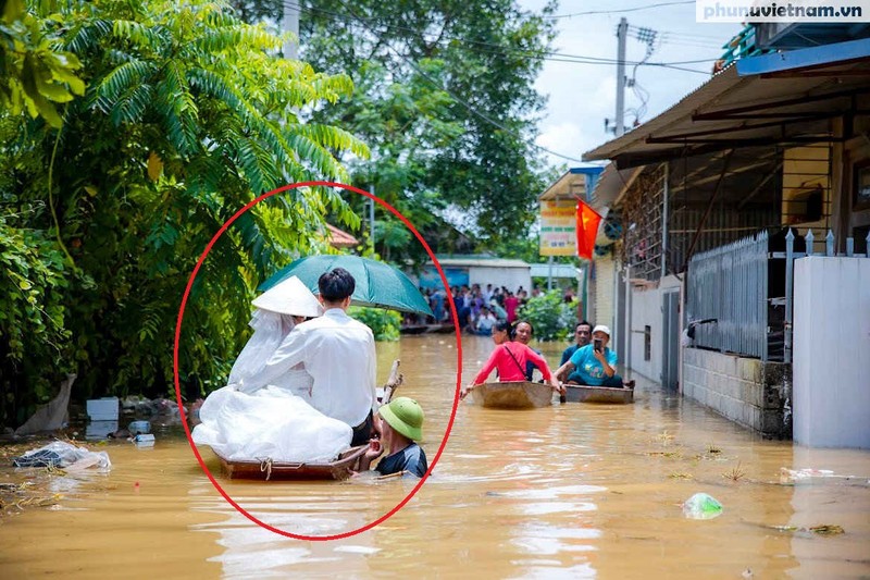 Dam cuoi vung ron lu Chuong My, don dau bang thuyen phao tu che-Hinh-5