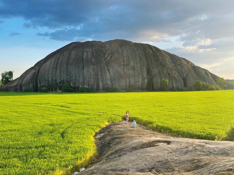 View - 	Trở lại miền quê yên bình với với núi đá đồng xanh bát ngát