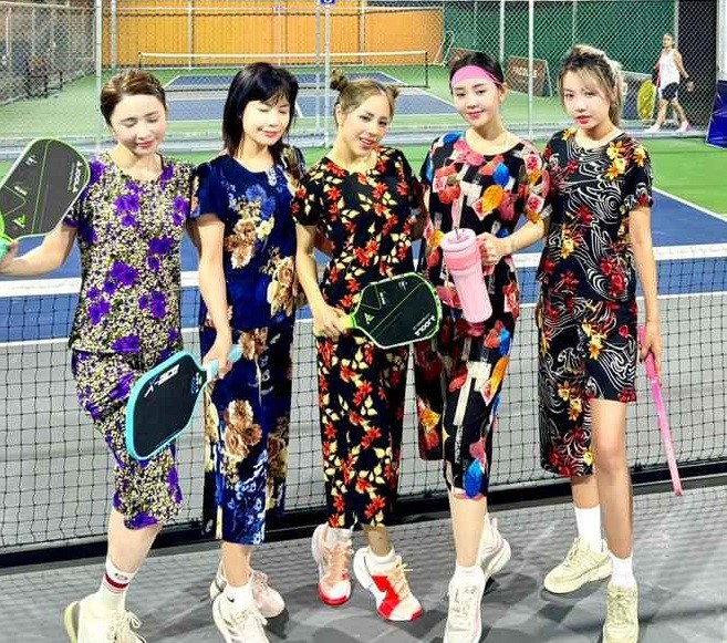 Dien outfit “ba thim” len san pickleball, nguoi choi gay bao mang-Hinh-3