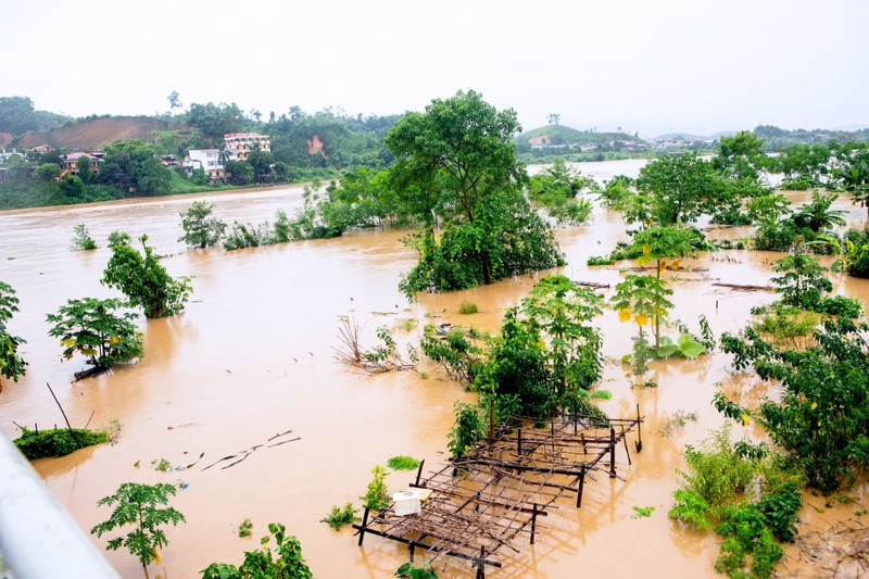 View - 	Nước sông Hồng dâng cao, nhiều vùng ven sông ngập úng