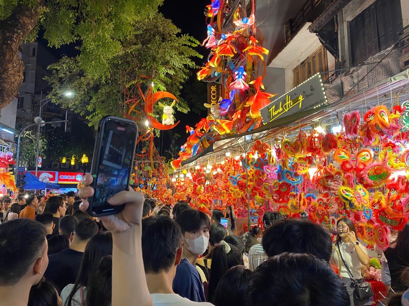 Hang Ma dong nghet, 1 met vuong 20 nguoi chup anh