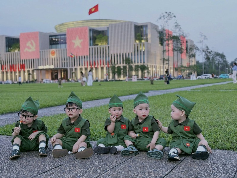 View - 	Các búp măng non check in lăng Bác nhân dịp Đại lễ 30 4