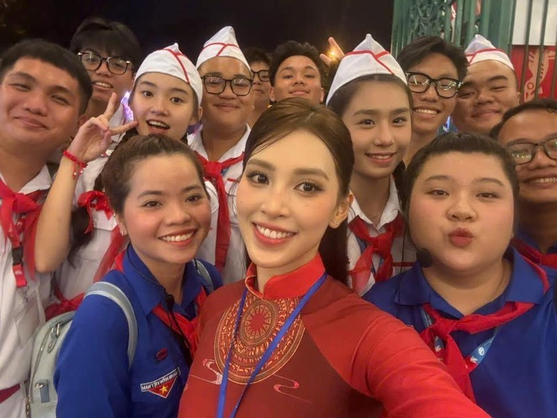 View - 	Dàn nghệ sĩ Việt trong không khí Đại lễ 30 4
