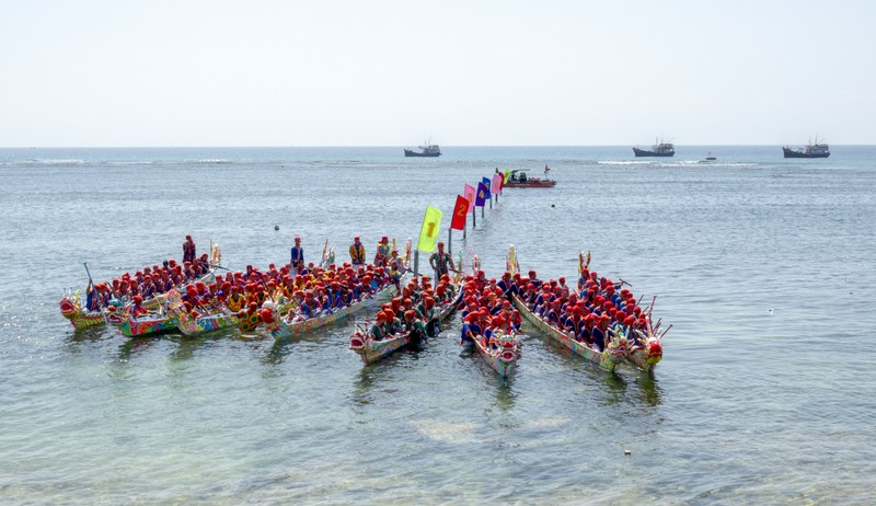 View - 	Đầu xuân về Lý Sơn xem lễ hội đua thuyền truyền thống
