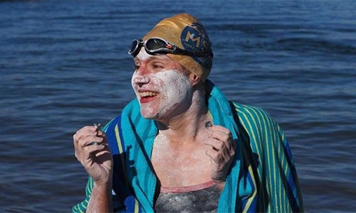 Kỷ lục người phụ nữ 37 tuổi bơi vượt biển 54 tiếng không nghỉ