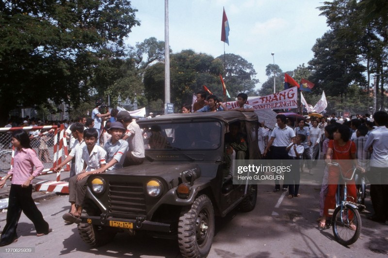 Thoi khac giai phong mien Nam 30/4/1975 qua anh phong vien nuoc ngoai-Hinh-12