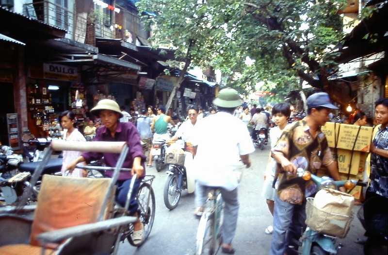 Loat anh “song dong day” ve khu pho co Ha Noi nam 1995-Hinh-6