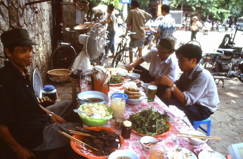 Loat anh “song dong day” ve khu pho co Ha Noi nam 1995-Hinh-2