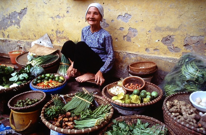 Loat anh “song dong day” ve khu pho co Ha Noi nam 1995-Hinh-6