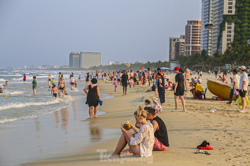 Nguoi dan do xo ra bien Da Nang giai nhiet nang nong-Hinh-11