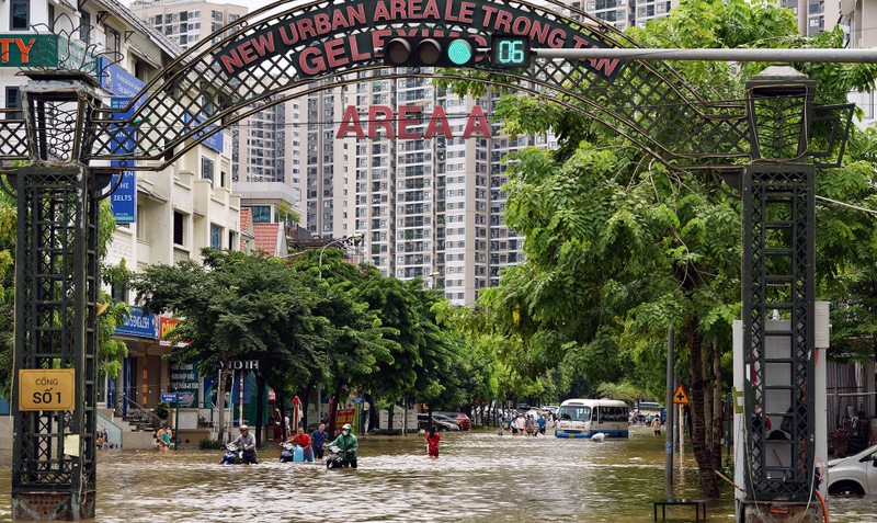 Khu biet thu 'thien duong' o Ha Noi chim sau trong nuoc suot 2 ngay