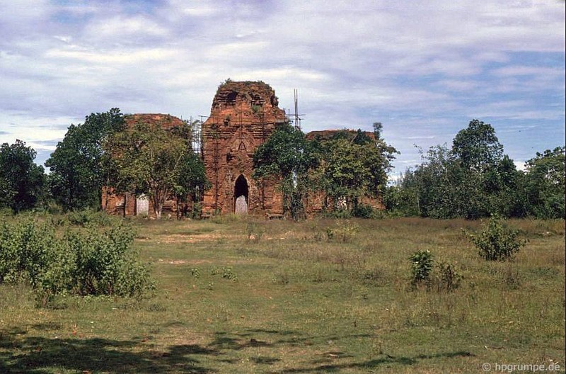 Thap Cham ngan tuoi o Quang Nam nam 1992 qua anh cua khach Tay