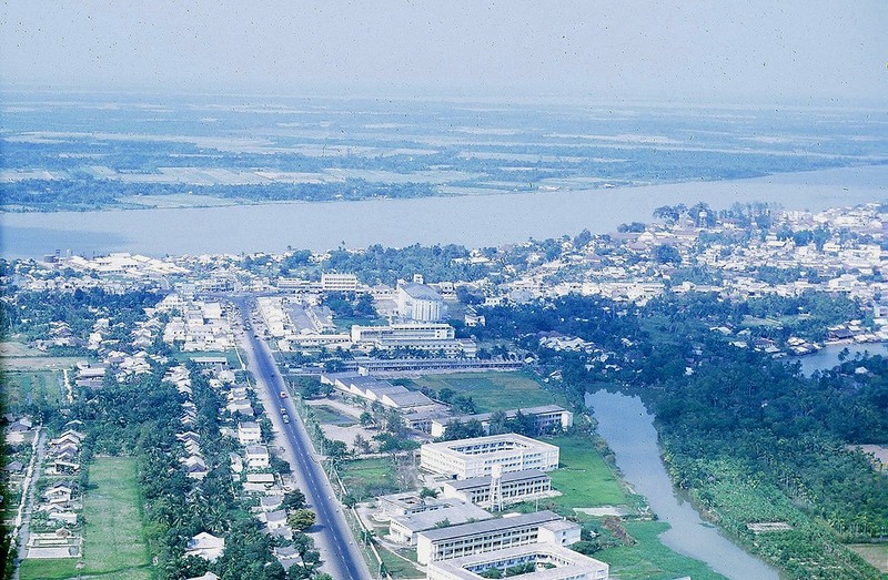 Loat anh hiem co ve Vinh Long thap nien 1960 nhin tu may bay