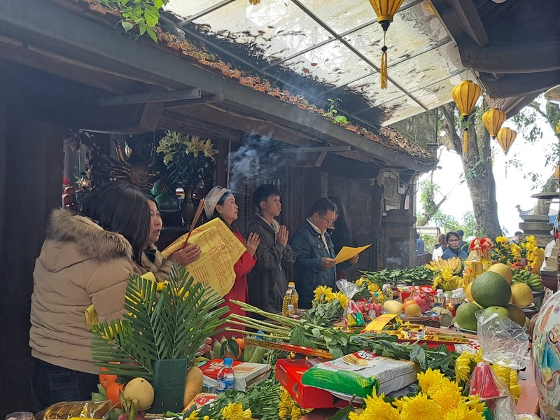 View - 	Hàng nghìn du khách đổ về chùa Hương Tích Hà Tĩnh đầu năm