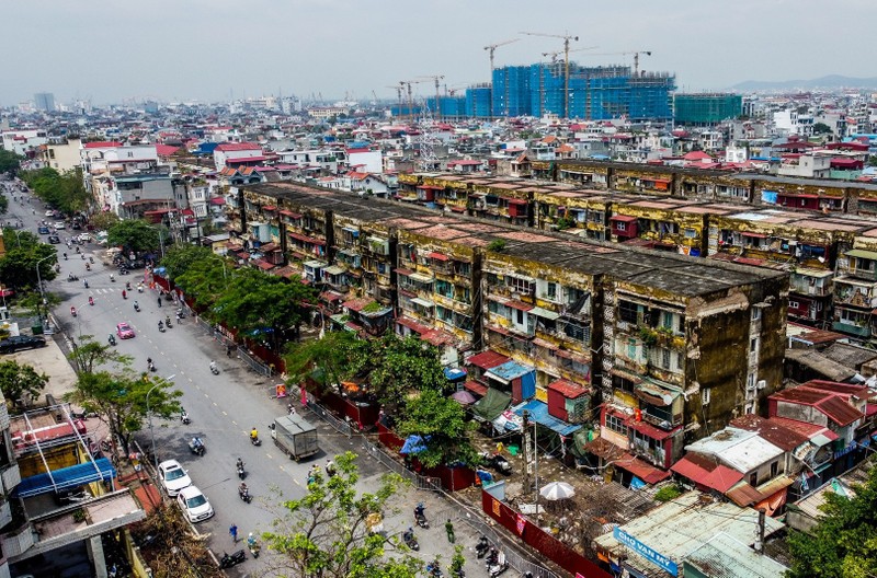 Hai Phong di doi khan cap nguoi dan o toa chung cu bi nghieng-Hinh-2