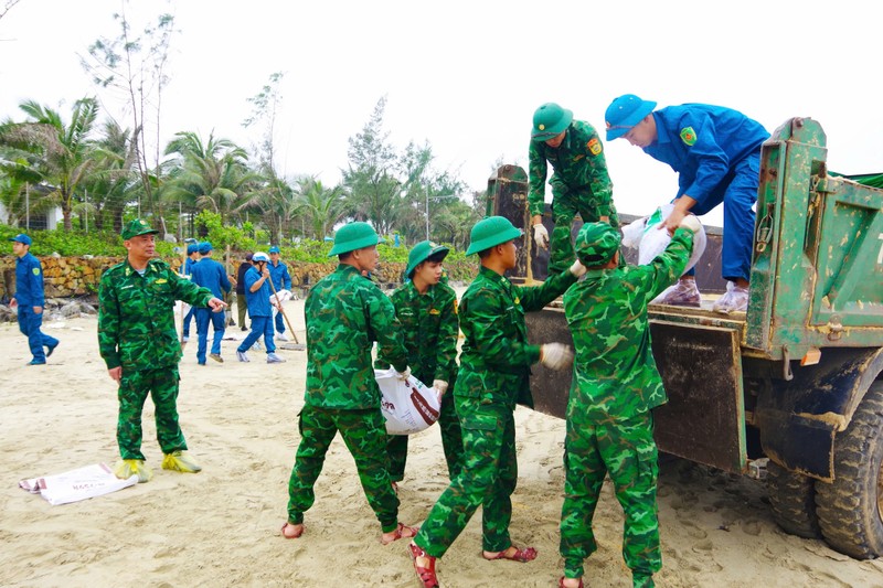 View - 	 Huế căng mình thu gom hàng trăm tấn dầu vón cục