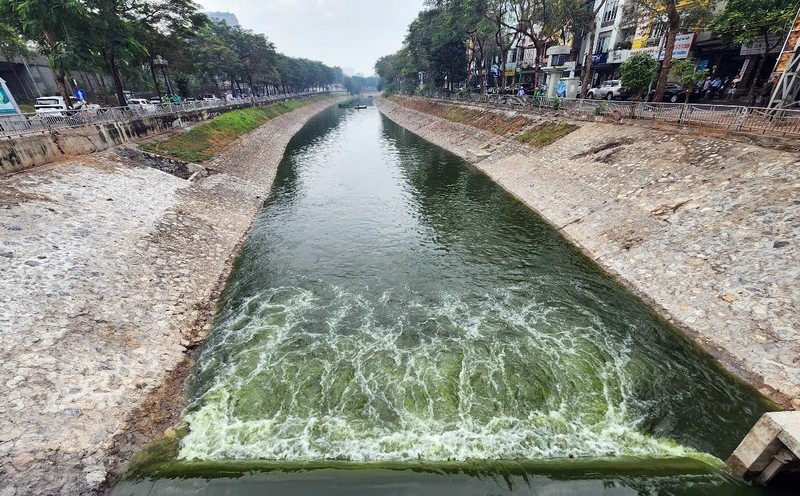 View - 	Nước sông Tô Lịch xanh ngắt khi được bổ cập nước Hồ Tây