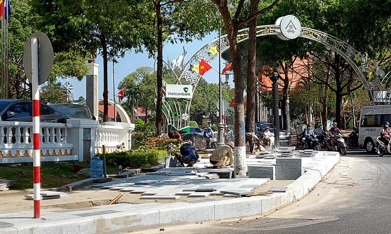 View - 	TP Buôn Ma Thuột Cận cảnh công trình thi công vỉa hè cận Tết 