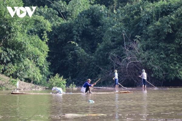 View - 	Nước sông đục ngầu do nước lũ, dân vẫn đánh bắt cá 