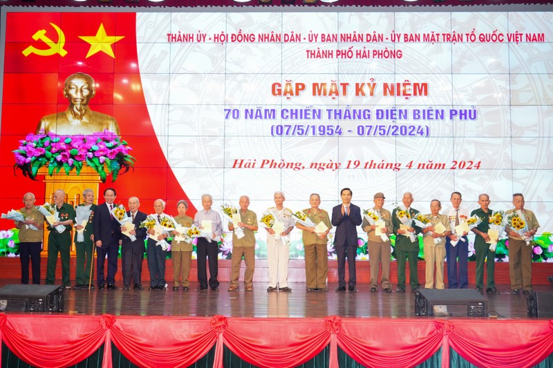 Hai Phong: Gap mat tri an cac chien si Dien Bien-Hinh-2