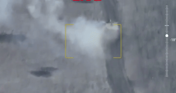 View - 	  Tăng T-62M sống sót kỳ diệu khi bị 10 UAV tự sát tấn công
