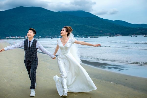 Trải nghiệm đầy cảm xúc với bộ ảnh cưới của Yunbin. Được thực hiện bởi những nhiếp ảnh gia tài năng và chuyên nghiệp, bộ ảnh sẽ đưa bạn vào những khoảnh khắc tuyệt vời nhất của cặp đôi trẻ.