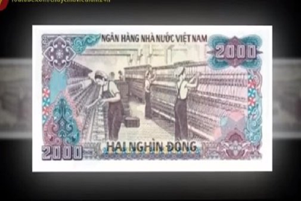 Con cô gái trên tiền 2.000 đồng mang đến cho người xem một cái nhìn chân thật về vẻ đẹp tự nhiên của phụ nữ Việt Nam. Với khuôn mặt thanh tú và nụ cười tươi tắn, cô ấy đại diện cho nét đẹp của nữ tính Việt Nam. Nhấn vào hình ảnh để khám phá thêm về đồng tiền đầy cảm hứng này.