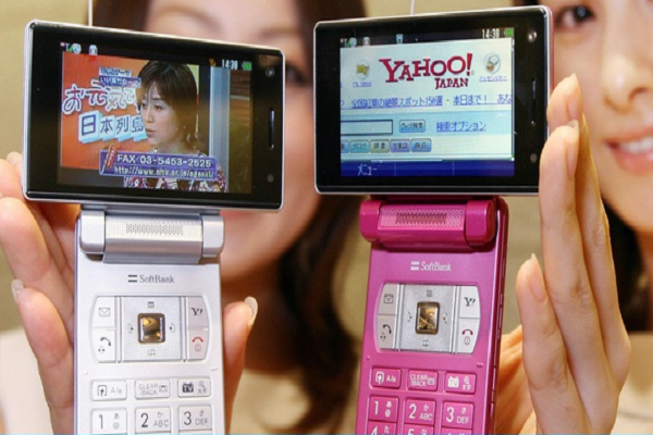 Điện thoại nắp gập Nhật Bản đi trước iPhone hàng chục năm ra sao