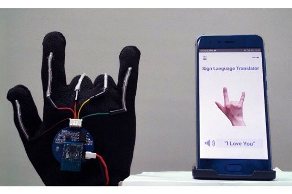 Găng tay giúp biến ngôn ngữ ký hiệu thành giọng nói