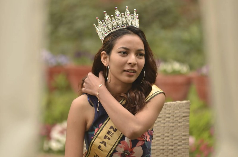 Hoa hậu H'Hen Niê mặc lại áo dài cũ cảm hứng từ trang phục dân tộc Bánh Mì  | Tin mới