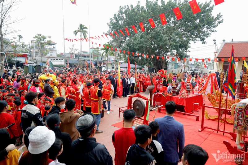 View - 	Hàng trăm người rước ông ỉn tại Lễ hội làng Ném Thượng