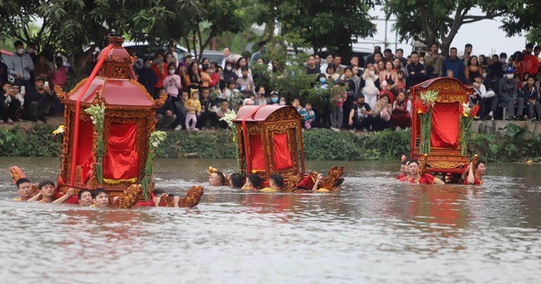 
Mỗi buổi rước thường kết thúc đúng chính Ngọ (lúc 12h). Ba kiệu được quy tụ tại đền thánh Từ Đạo Hạnh.
