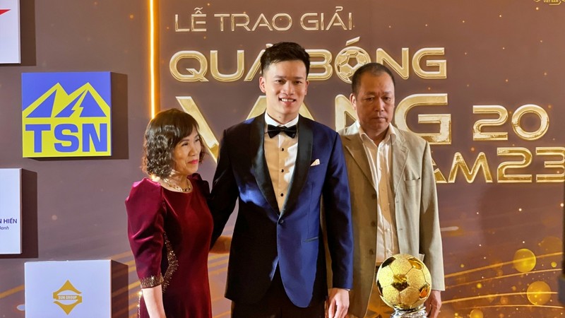 Nguyễn Hoàng Đức giành QBV Việt Nam 2023. Đây là lần thứ 2 trong sự nghiệp tiền vệ sinh năm 1998 có được danh hiệu cao quý này. Trước đó, năm 2021 Hoàng Đức cũng giành được QBV.