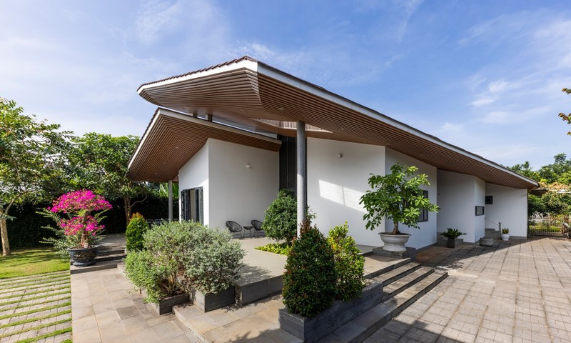 View - 	Độc đáo ngôi nhà với mái xòe rộng chống nắng nóng