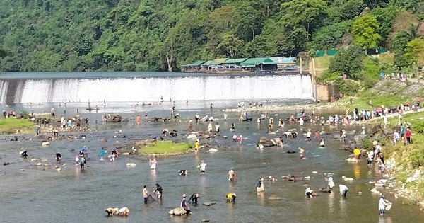 View - 	Cả nghìn người mang chài lưới ra sông thi bắt cá