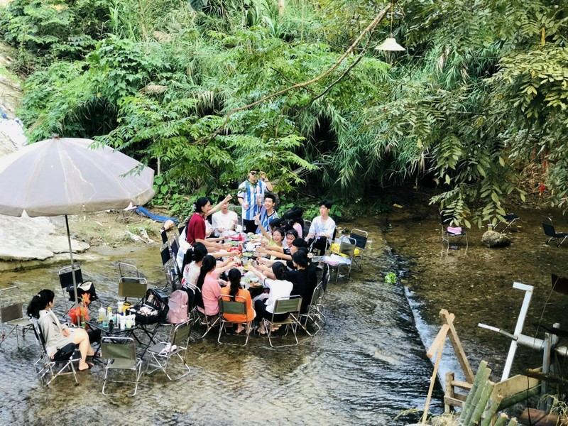 Gioi tre len nui tranh nong: An ga nuong, uong ca phe ben suoi-Hinh-3