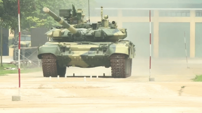 Khám phá chiếc xe tăng T-90 mới cứng với sức mạnh tuyệt vời và tính năng đột phá, được nhiều quân đội trên thế giới ưa chuộng và sử dụng trong các chiến dịch quân sự.