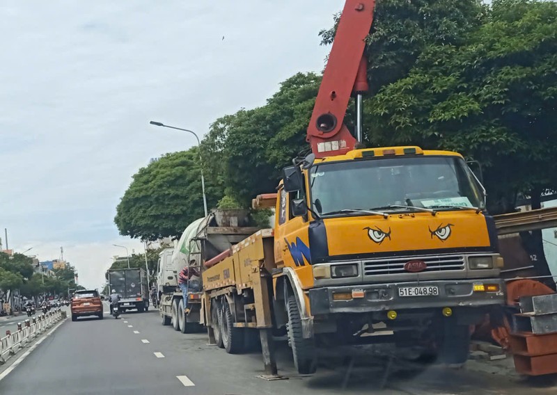 View - 	TPHCM: Xe bê tông ngang nhiên chiếm đường giờ cao điểm tại Gò Vấp